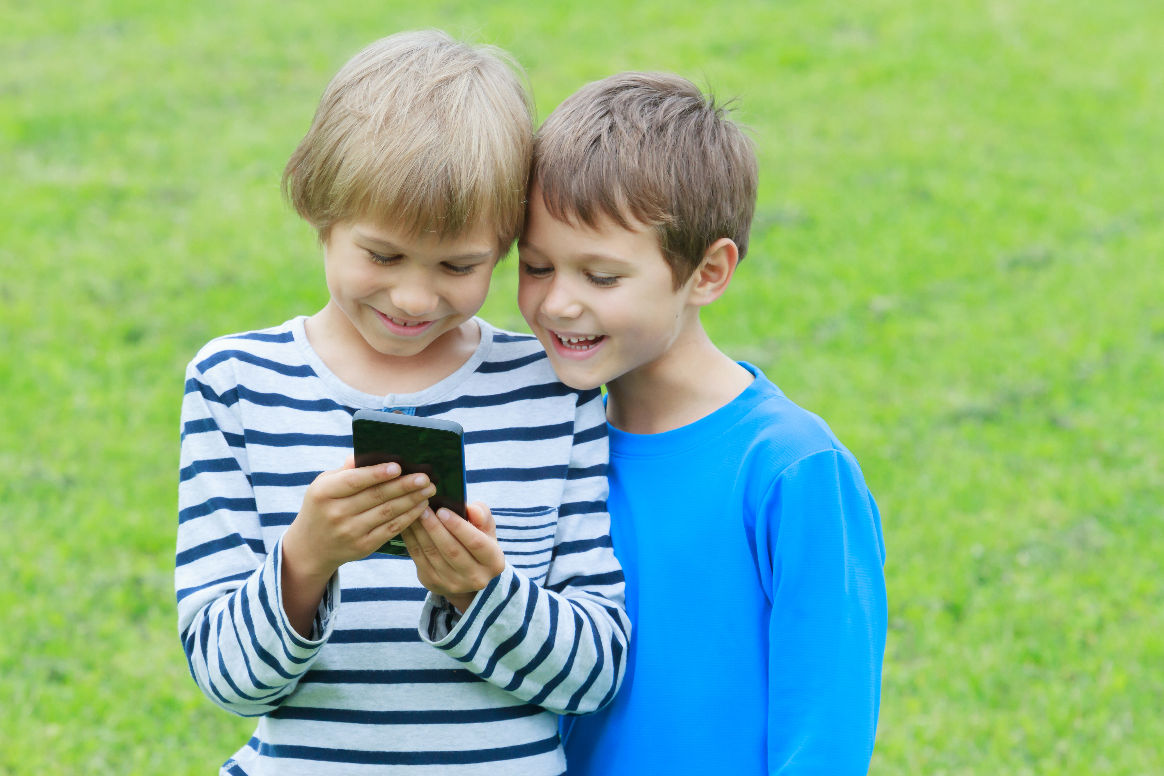 2 boys. Два мальчика с телефоном. Два мальчика играют в телефоны. Мальчик с телефоном. Мальчик показал мальчику.