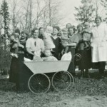 1930-luvulla MLL:n neuvoloita perustettiin yhä useammalle paikkakunnalle. Kuvassa Kanneljärven lastenneuvolan asiakkaita ja henkilökuntaa.