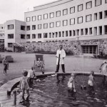 Helsinkiin valmistui vuonna 1948 uusi, komea Lastenlinna. Ylilääkäri Arvo Ylppö seuraa lasten leikkiä pihamaalla.