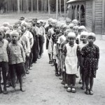 Lapsia jonottamassa ruokalaan MLL:n kesäleirillä. Osa lapsista kulki koko kesän ilman kenkiä vielä 1950-luvulla. 