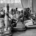 Ainakin pääkaupunkiseudun lapsille Linnanmäki oli suosittu retkikohde. Törmäilyautot innostivat kaiken ikäisiä. Kuva: Helsingin kaupunginmuseo