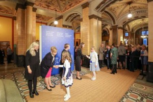 Anna-Maja Henriksson kättelee lasta lasten itsenäisyyspäivän juhlissa 2022